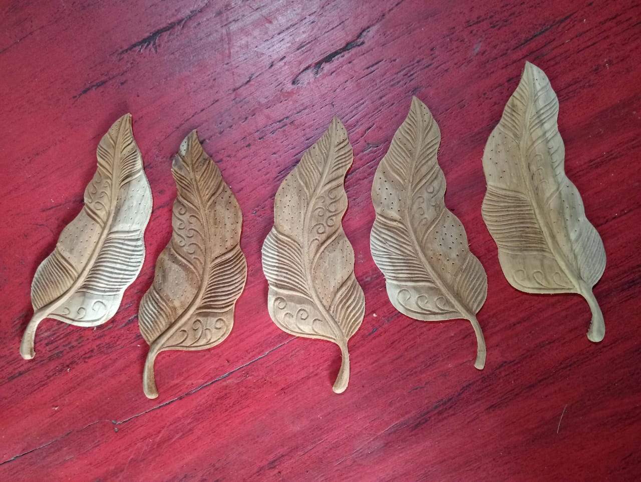 Daun daun ukir kayu